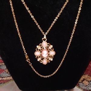 Signed EUC Vtg Cameo romantic necklace with pendant